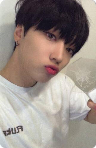 Photocard of Arthur wearing a white t-shirt and making a kissy face, holding a History of Kingdom 7 lightstick by his face