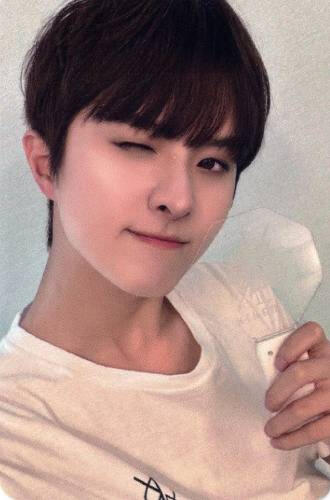 Photocard of Ivan holding the History of Kingdom 7 lightstick by his face and winking