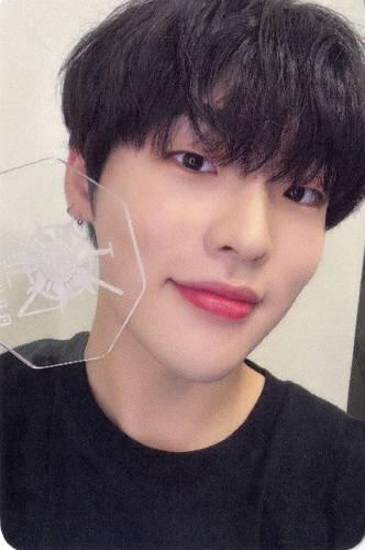 Photocard of Mujin wearing a black t-shirt and holding a History of Kingdom 7 lightstick by his face and smiling