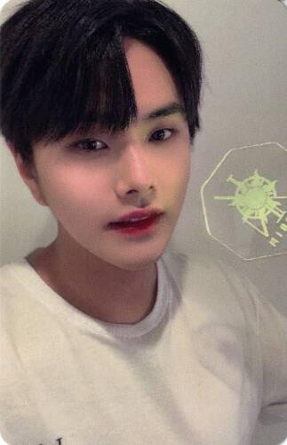 Photocard of Jahan holding the History of Kingdom 7 lightstick by his face.