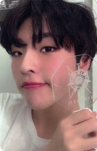 Photocard of Mujin holding the History of Kingdom 7 lightstick by his cheek