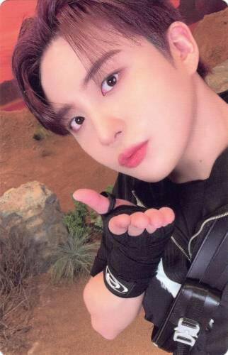 Photocard of Jongho blowing a kiss at the camera