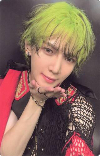 Photocard of Yeosang holding his chin
