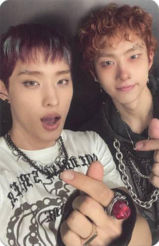 Photocard of Jiung and Keeho making finger hearts