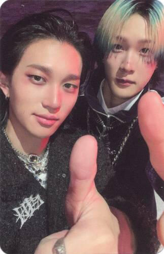 Photocard of Soul and Theo making thumbs up