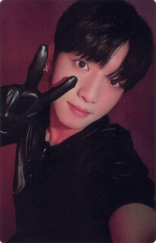 Photocard of Yujun making a peace sign