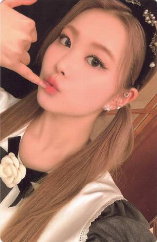 Photocard of Swan pursing her lips and holding her pinkie finger to them