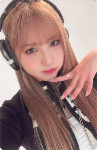 Photocard of Ireh waring headphones and puffing her cheeks