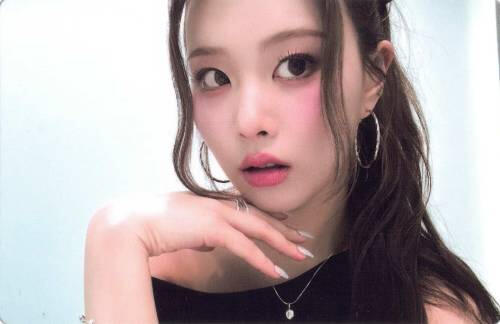 Photocard of Swan loosely resting her hand under her chin