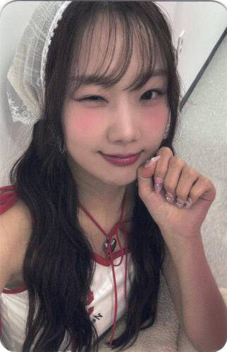 Photocard of Yousom winking and making a pawed hand