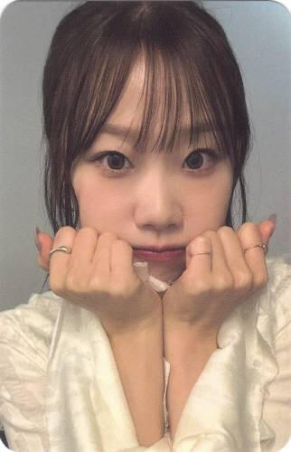 Photocard of Yousom resting her face on both hands and pouting