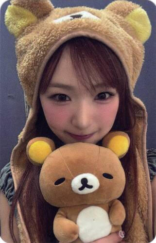 Photocard of Yume holding a rilakkuma plush