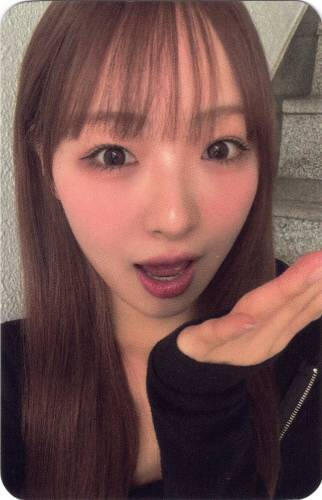 Photocard of Yume blowing a kiss at the camera