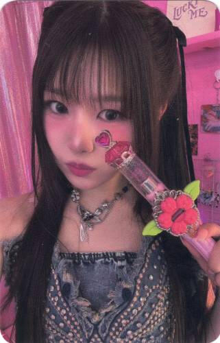 Photocard of Yuna holding a magical girl wand by her face