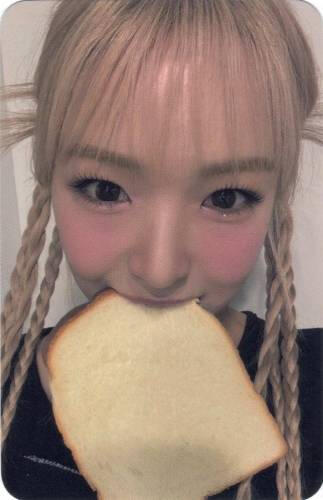 Photocard of Yume biting a bread slice