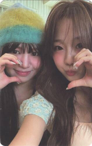 Photocard of Yuna and Yousom making cheek hearts