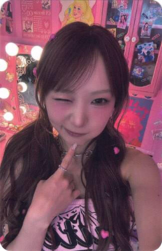 Photocard of Yume poking her chin and winking