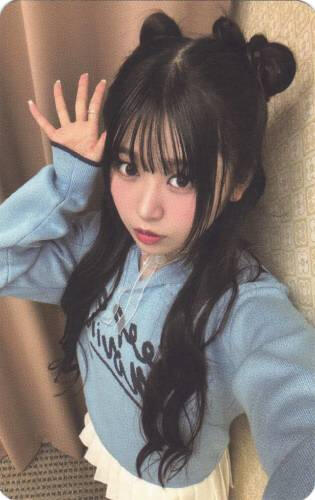 Photocard of Yuna holding a splayed hand by her head