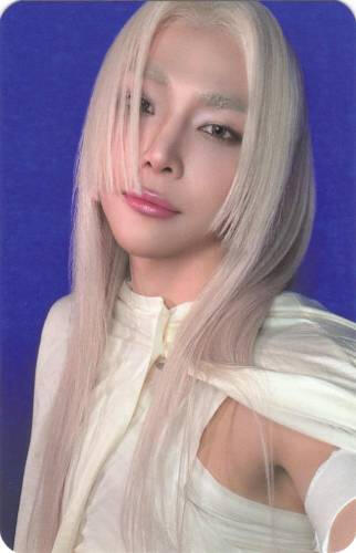 A photocard of Nicho with long white hair