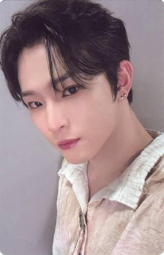 Photocard of Leedo staring at the camera from a 3/4 angle
