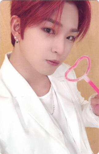 Photocard of Leedo holding a glowstick heart wand by his face