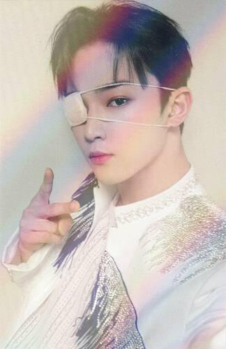A holographic photocard of Leedo wearing an eyepatch