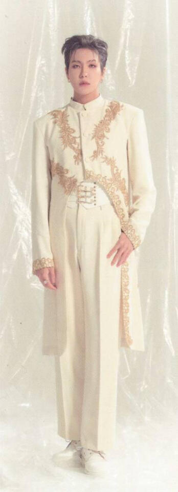 Bookmark of a full body picture of Louis wearing a white outfit with gold details