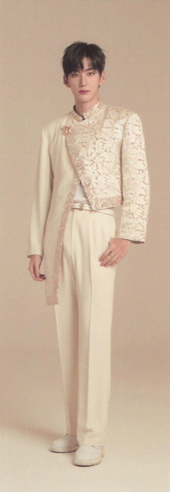 Bookmark of a full body image of Hwon wearing a white outfit with gold details