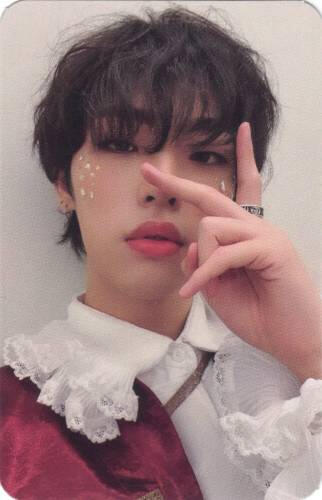 Photocard of Mujin wearing an Excalibur outfit and making a peace sign