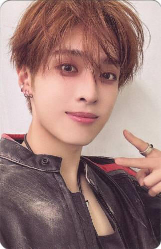 Photocard of Gaon making a peace sign