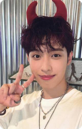 Photocard of Gaon wearing devil horns