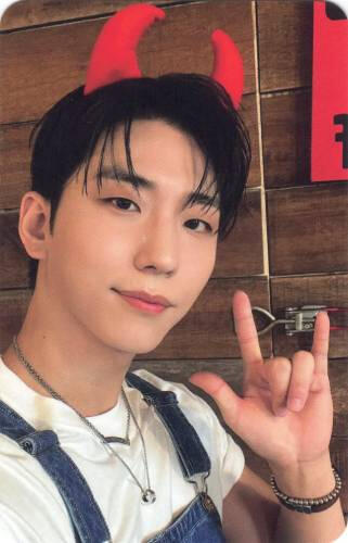 Photocard of Gunil wearing devil horns
