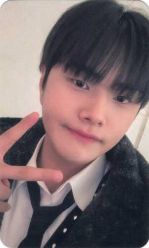 Photocard of Jahan wearing a black studded jacket and making a peace sign