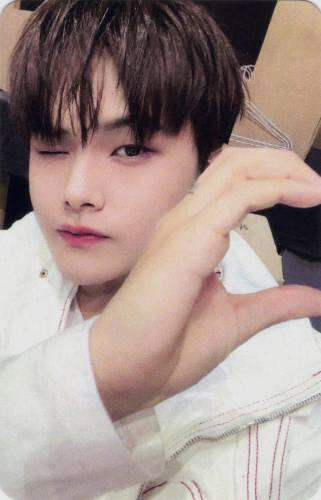Photocard of Jahan holding a half heart to the side of the card