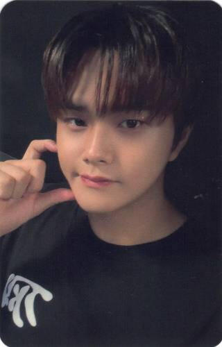 Photocard of Jahan making a half heart against his cheek