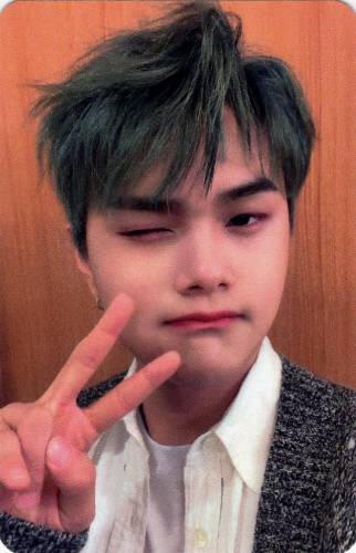Photocard of Jahan winking and making a peace sign