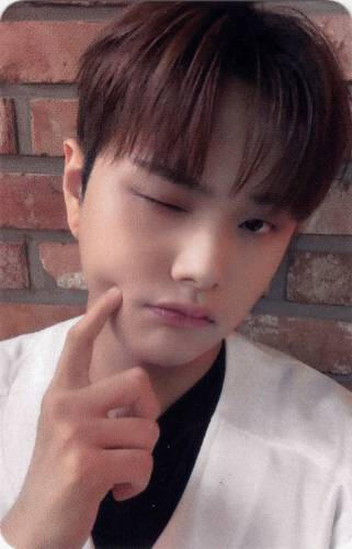 Photocard of Jahan poking his cheek and winking