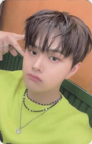 Photocard of Jahan wearing a green sweater and making a peace sign