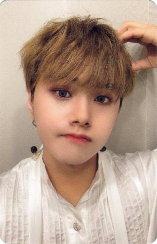 Photocard of Jahan making a bear ear on his head