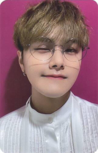 Photocard of Jahan wearing glasses while winking and smiling