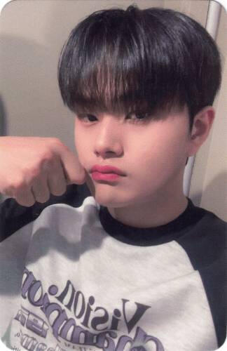A photocard of Jahan making a pawed fist by his face