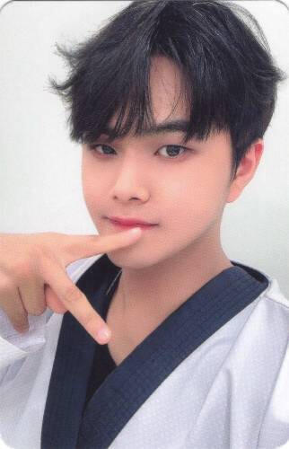 Photocard of Jahan making a peace sign