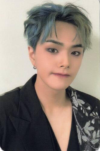 Photocard of Jahan wearing a kimono-inspired floral jacket