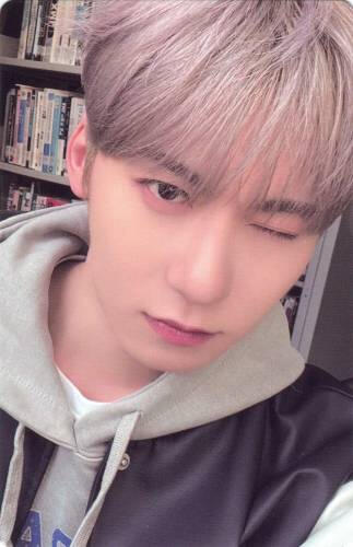 Photocard of Keonhee wearing a grey hoodie and winking