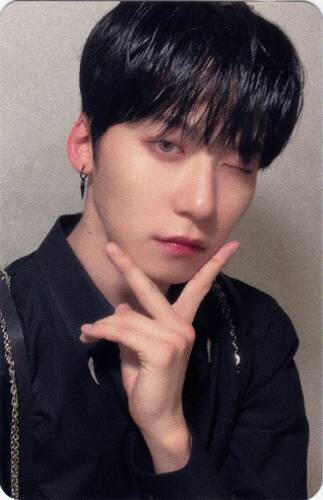 Photocard of Keonhee wearing all black and making a peace sign under his face