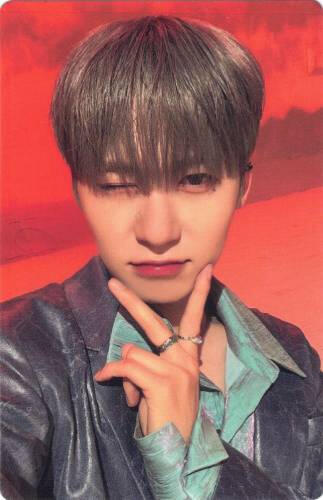 Photocard of Keonhee making a peace sign under his chin