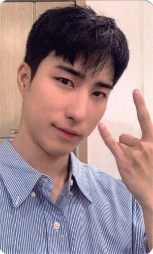 Photocard of Harin making a rock on hand sign