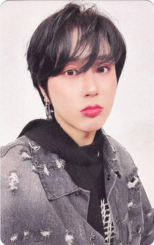 Photocard of Giuk staring at the camera