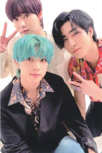 Photocard of Harin, Kanghyun, and Yonghoon making peace signs