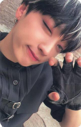Photocard of Arthur winking and making a clawed hand